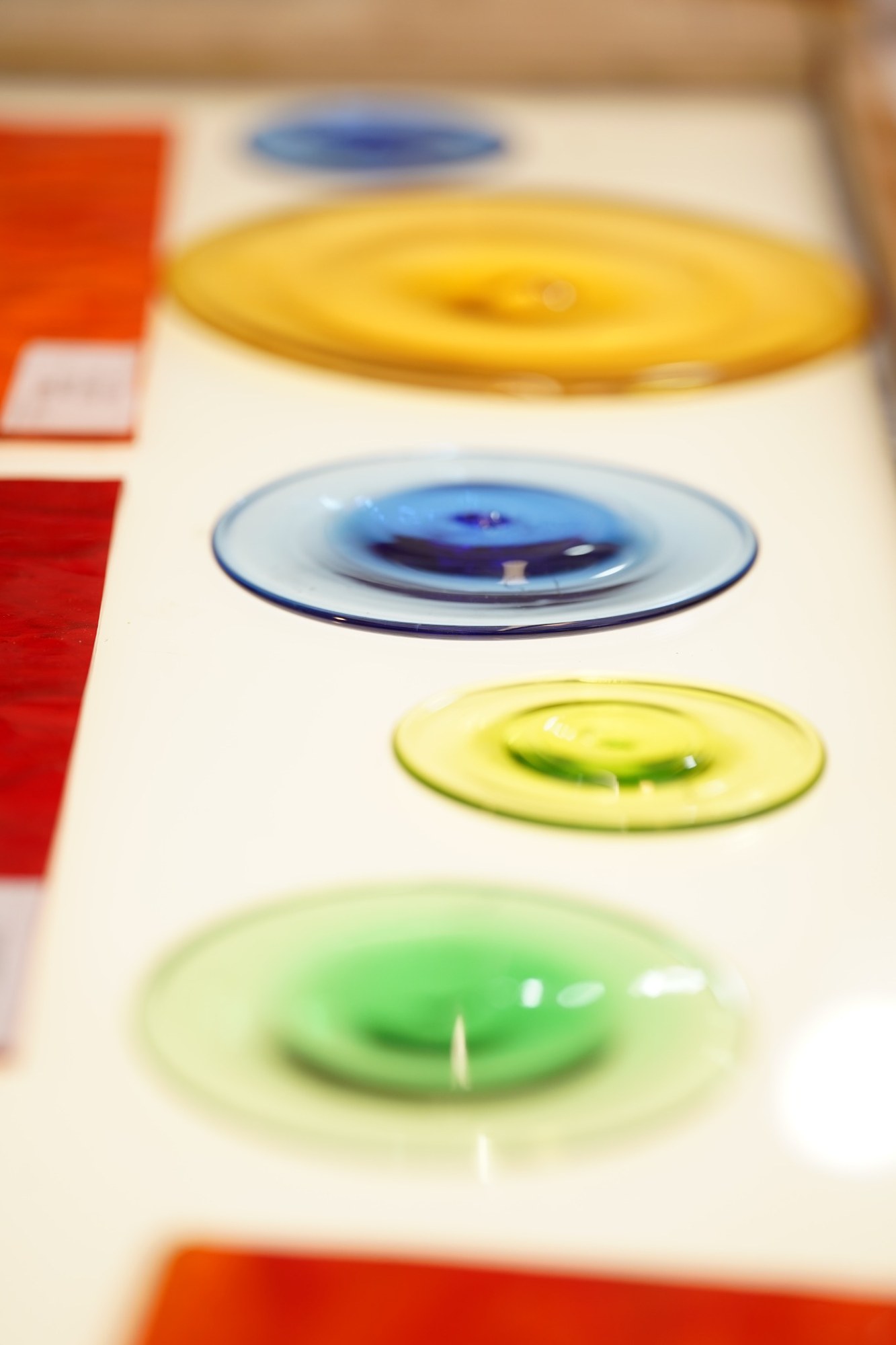 Cives et échantillons de verre coloré dans l’atelier