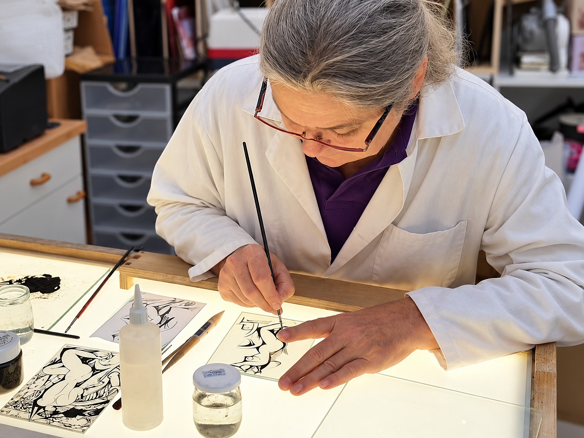 Peinture à la grisaille sur une pièce de verre posée sur une table lumineuse