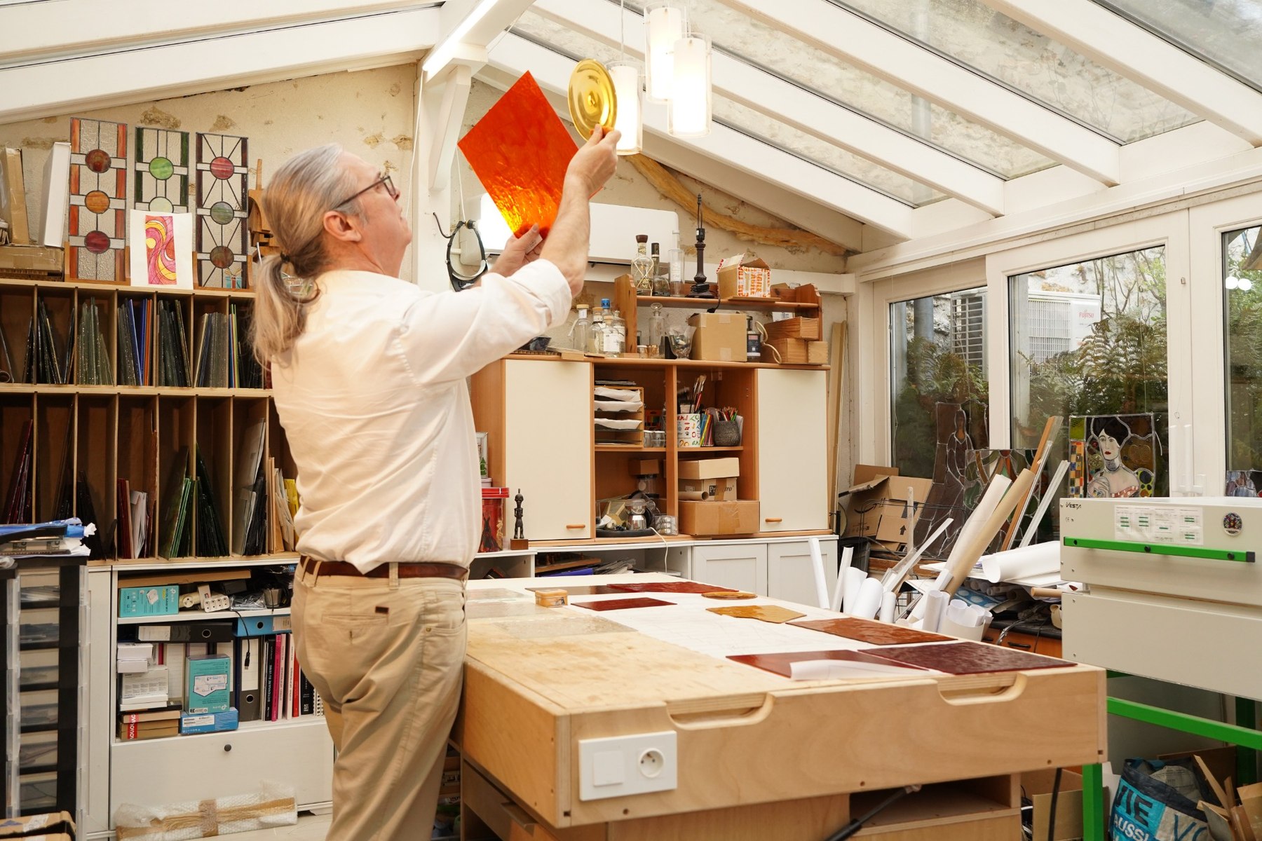Sélection d’un verre coloré dans l’atelier des Verres de Moisenay