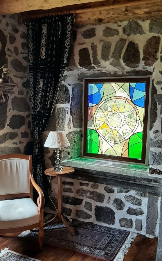 Vitrail de style cathédrale monté dans une fenêtre