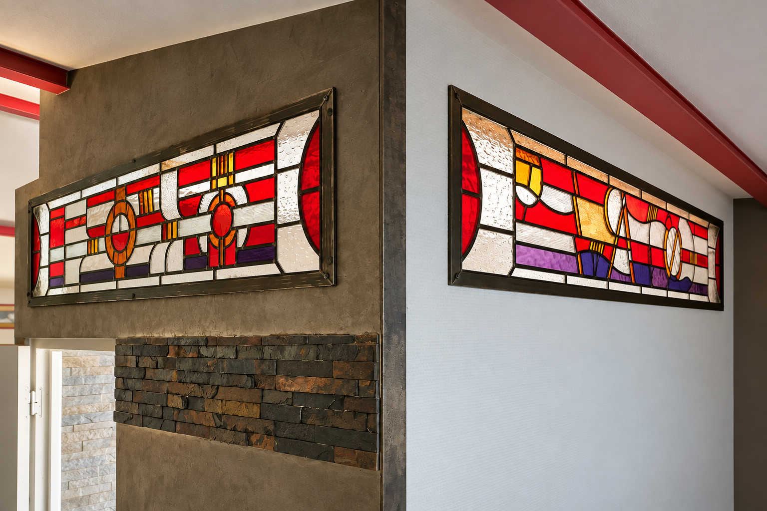 Deux vitraux en imposte dans un loft, dominantes rouge, ambre et violet