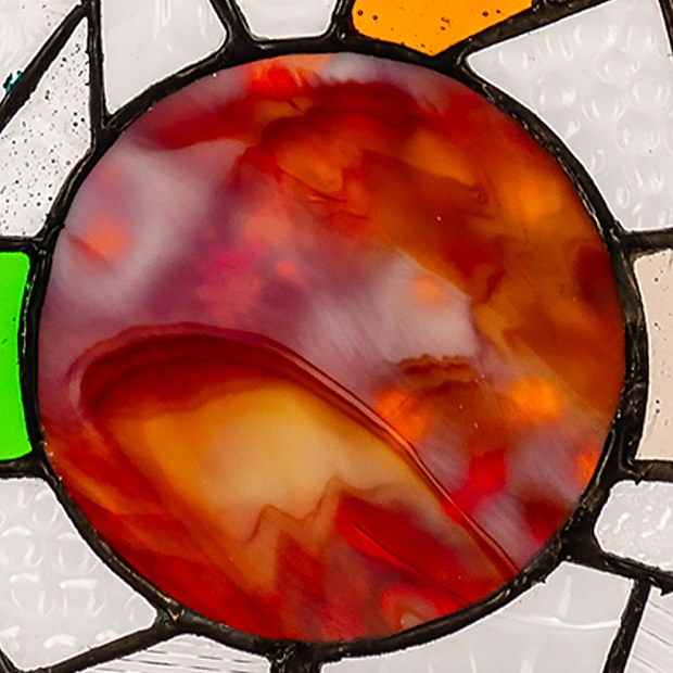 Détail rouge et orangé d’un verre Youghiogheny aux veines nuageuses