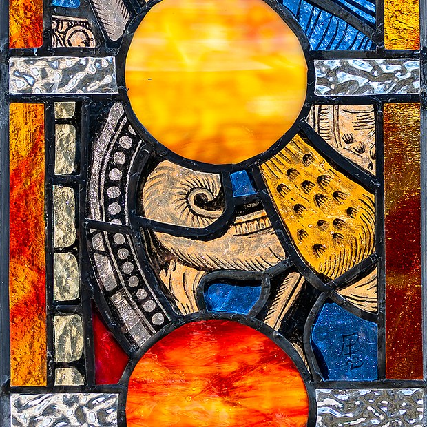 Composition de vitrail associant médaillons colorés et vocabulaire décoratif ancien