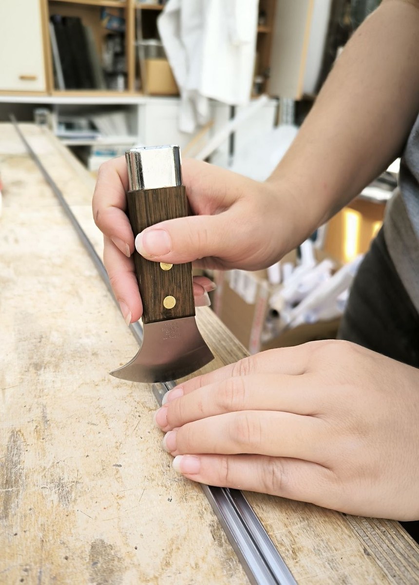 Couteau à plomb utilisé sur une baguette de plomb