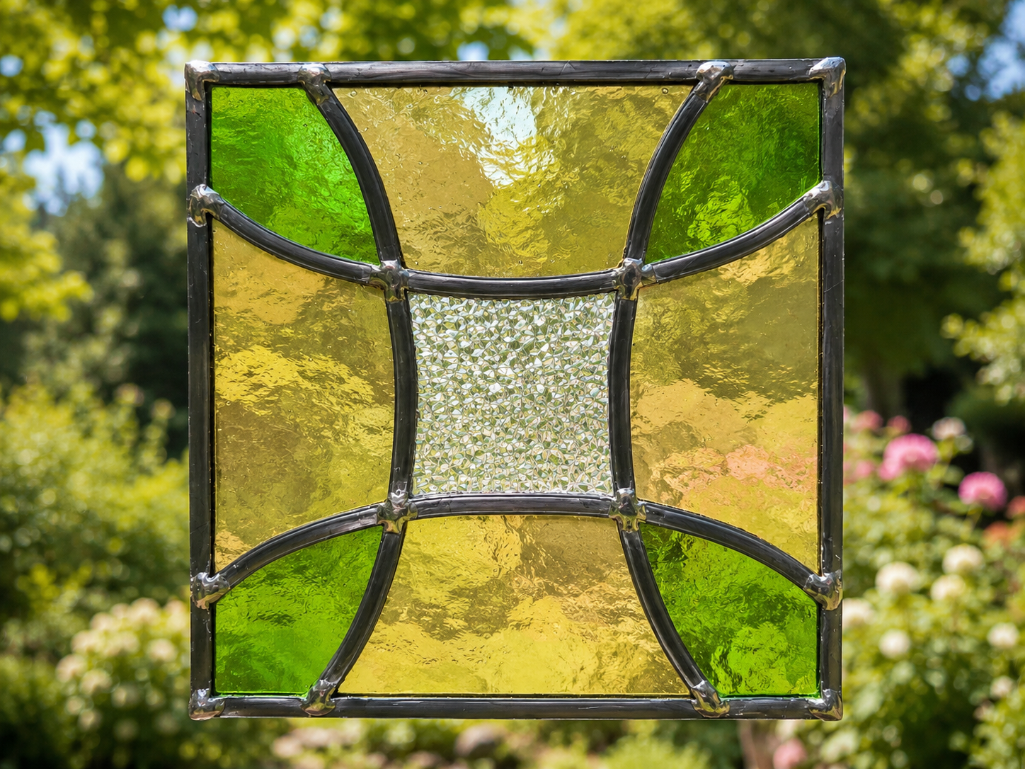 Petit vitrail carré vert et jaune réalisé lors d’un atelier de découverte