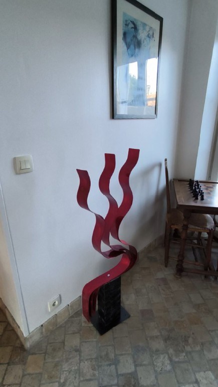 Sculpture rouge aux lignes sinueuses ayant inspiré le dessin